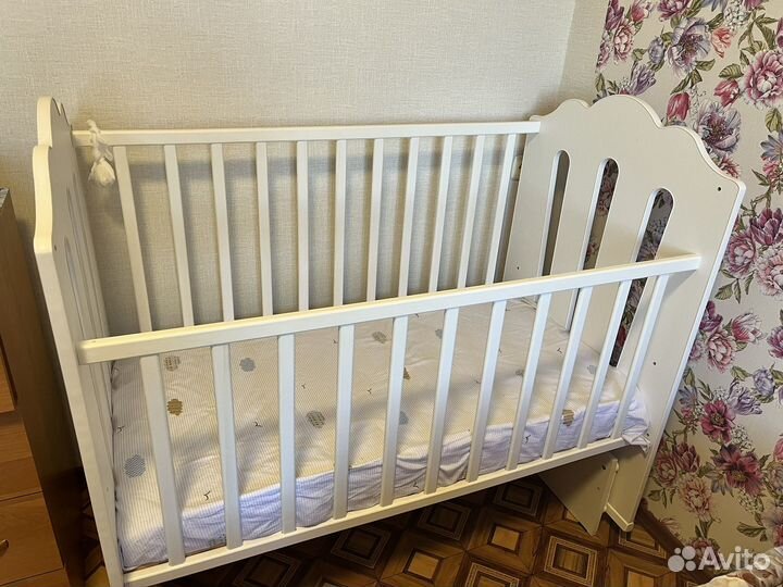 Детская кроватка с маятником