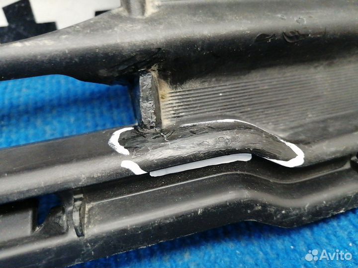 Решетка переднего бампера 6402A233 Mitsubishi