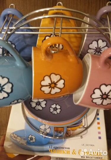 Набор чашек с блюдцами на подставке