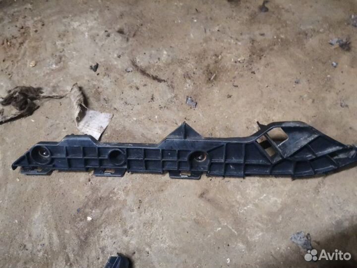 Крепление бампера заднее Toyota Corolla 150 1ZR-FE