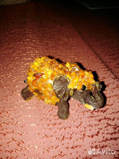 Фигурки янтарные