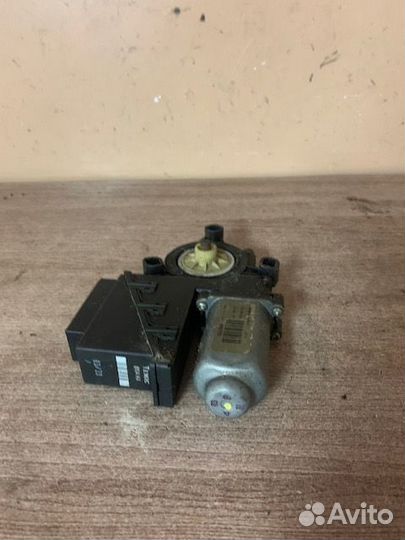 Моторчик стеклоподъемника Fabia правый