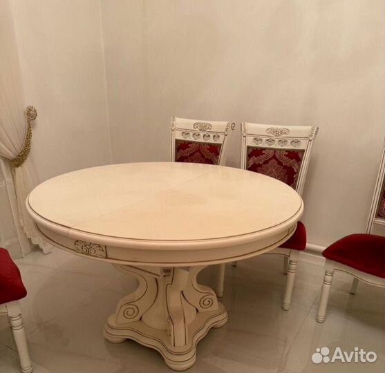 Стол и стулья