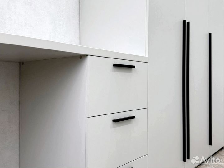 Рабочая зона со шкафом у окна