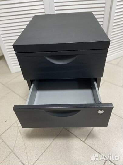 Тумба выкатная стальная с замком