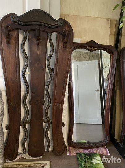 Вешалка и зеркало