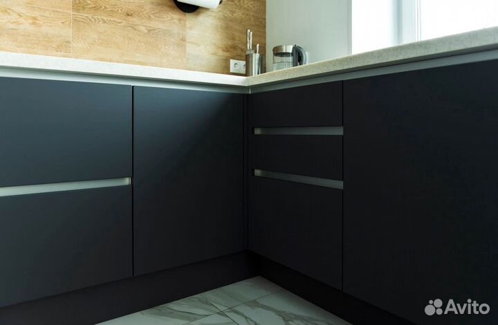 Угловая в потолок кухня на заказ