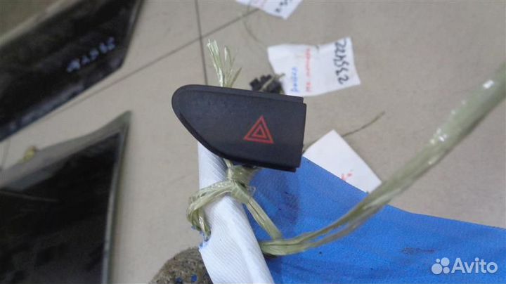 Кнопка аварийной сигнализации Renault Duster 2010