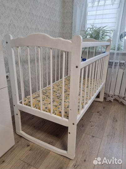 Детская кроватка с маятником