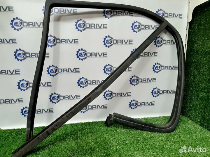 Уплотнитель стекла двери задний левый Mercedes