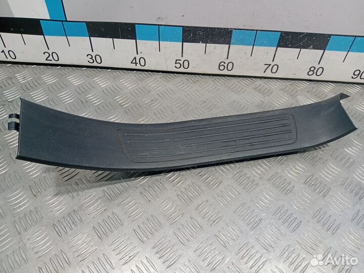 Б/У Накладка порога задняя правая внутрення#001
