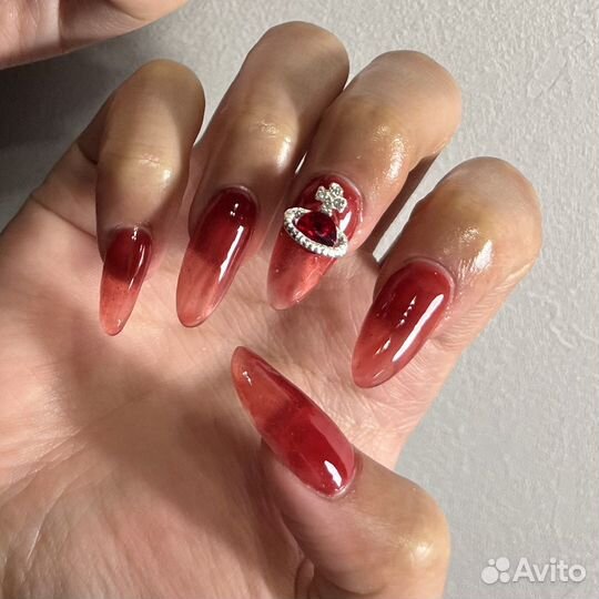 Модель на маникюр с crazy дизайном