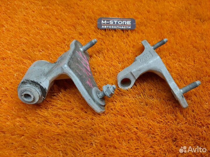 Петля двери передняя правая Mercedes-Benz E-Class