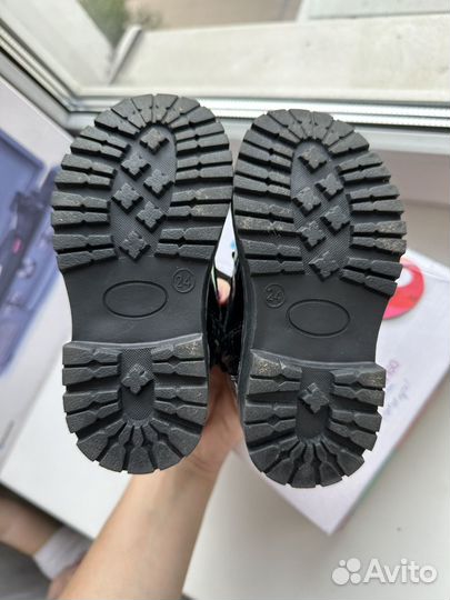 Ботинки лаковые 24