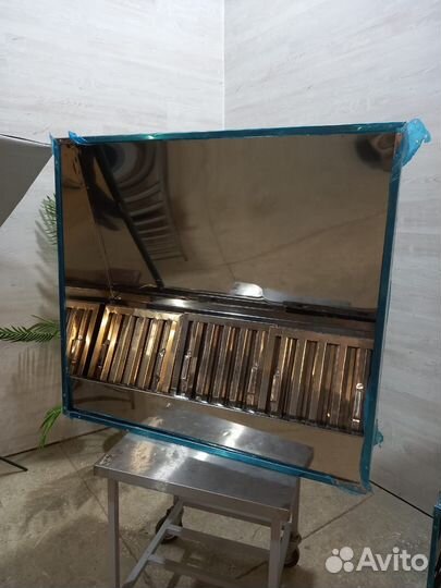 Вытяжной зонт с жироуловителем