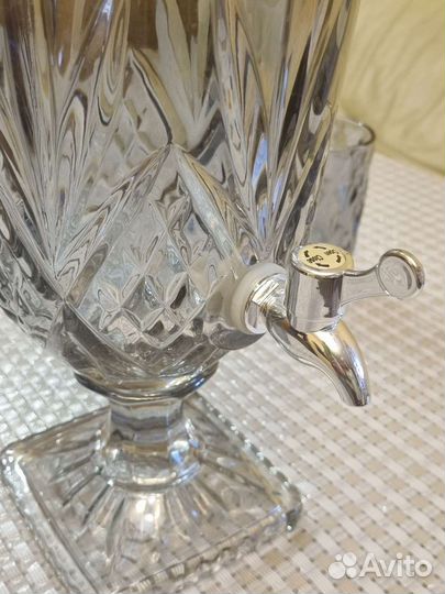 Диспенсер для напитков и бокалы