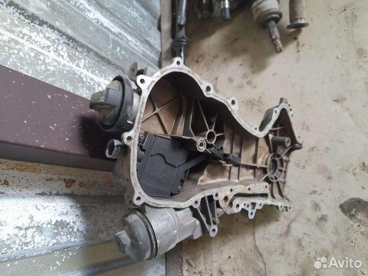 Крышка двигателя передняя Volkswagen Jetta 5