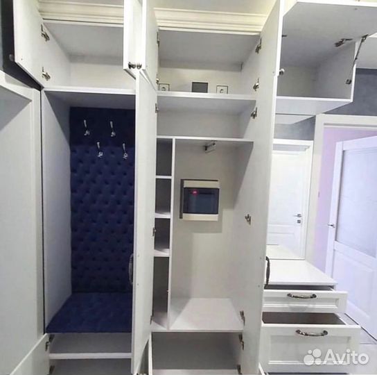 Прихожая белая с каретной стяжкой