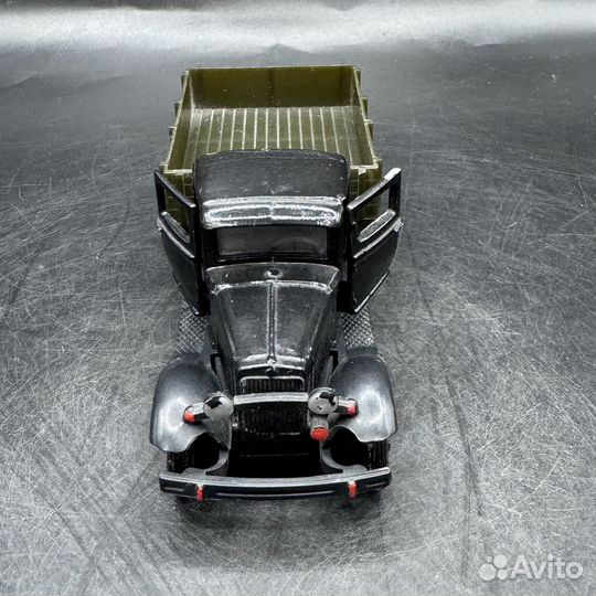 Модель моделька газ 1:43 машина машинка