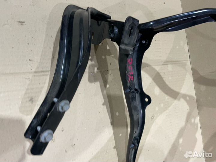 Рамка радиатора над фарой передняя правая