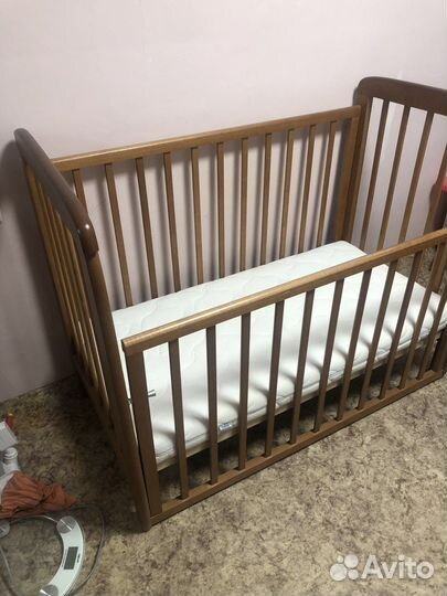 Детская кроватка с маятником