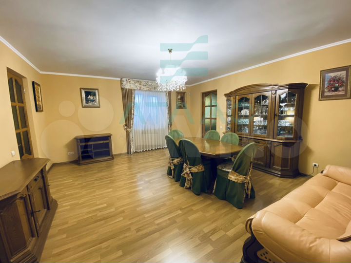 Дом 296 м² на участке 7,7 сот.