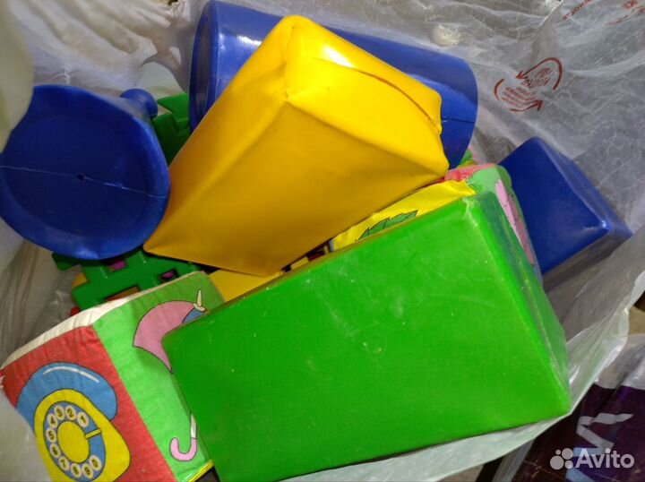 Три пакета игрушек