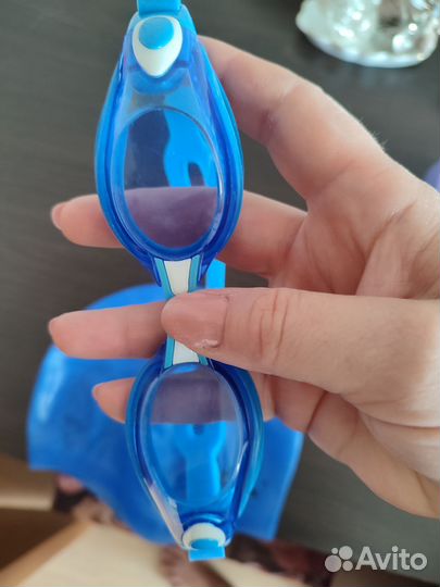 Очки и шапочка для плавания