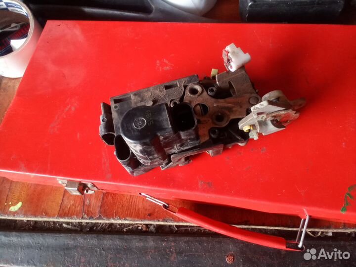 Санг енг рекстон 1 замок передний левый