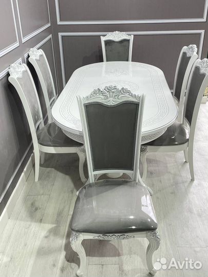 Стол и стулья 
