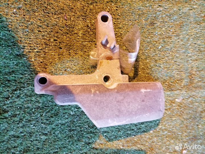 Кронштейн опоры двс правый 30680710 Volvo XC90 C95