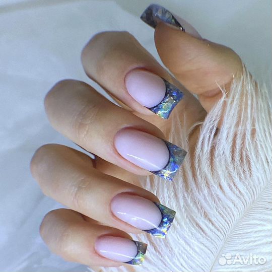 Покрытие ногтей на руках лаком