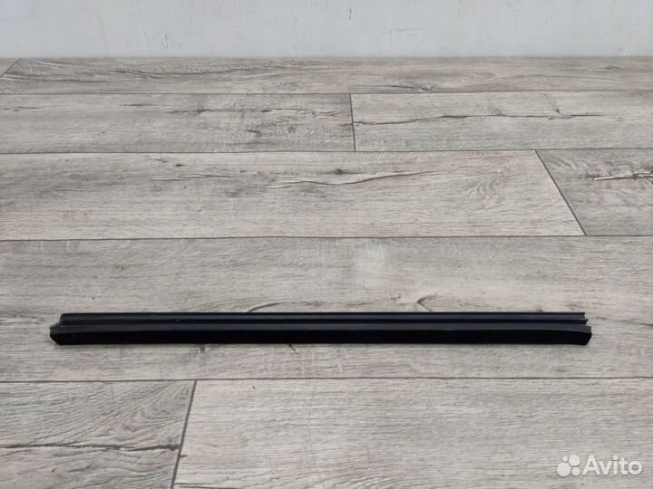 Уплотнитель стекла двери задний правый Symbo Clio