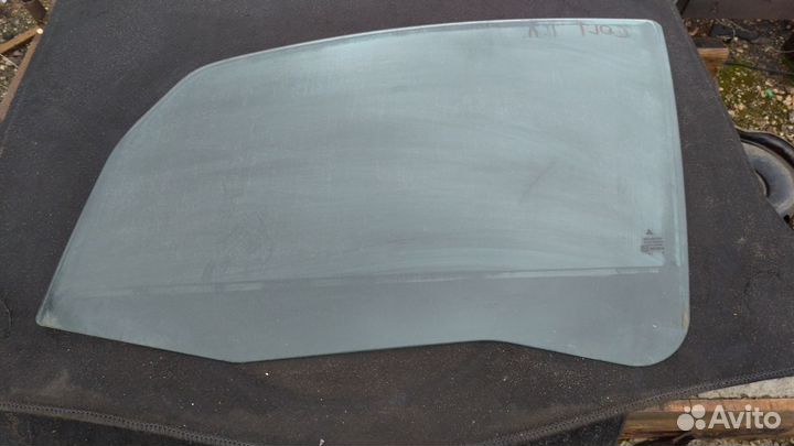 Стекло дверное переднее левое Mitsubishi Colt