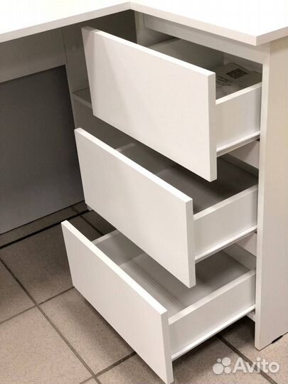 Письменный стол белый в наличии