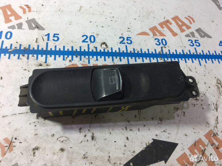 Кнопка стеклоподъемника передней правой двери