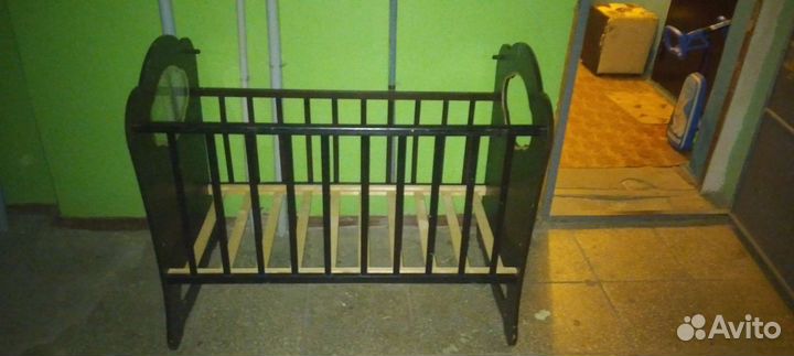 Детская кроватка и комод