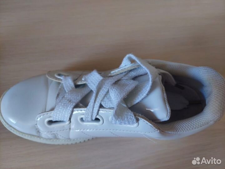 Кроссовки белые