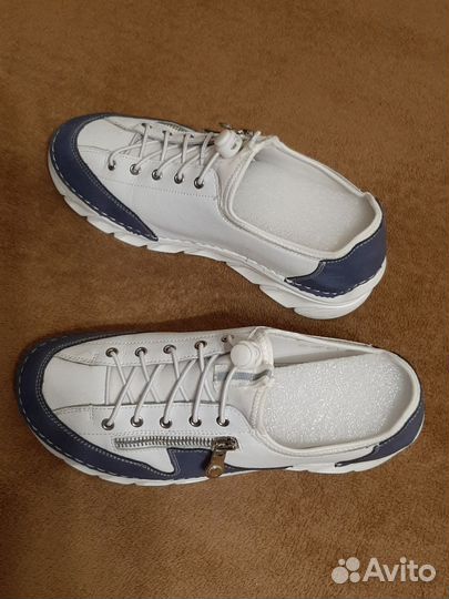 Кроссовки женские