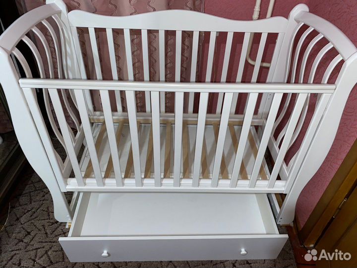 Детская кроватка с универсальным маятником