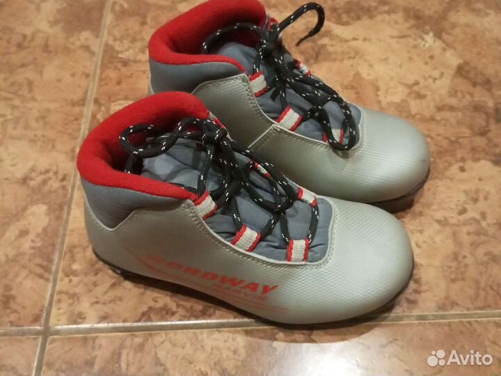 Лыжные ботинки