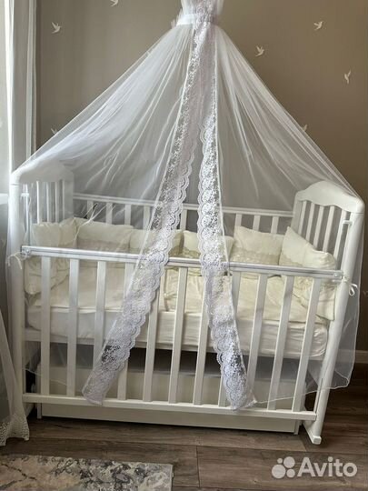 Кроватка детская с маятником