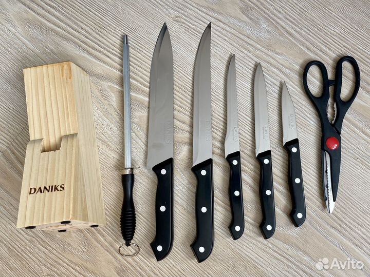 Набор ножей на деревянной подставке