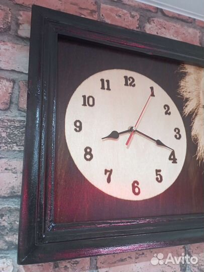 Часы на дереве