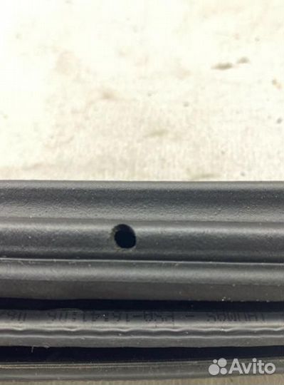 Уплотнительная резинка боковой двери передняя