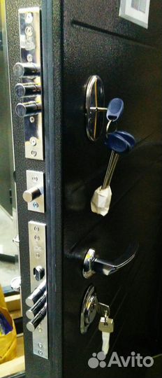 Входная дверь Гарант Зеркало белый сандал