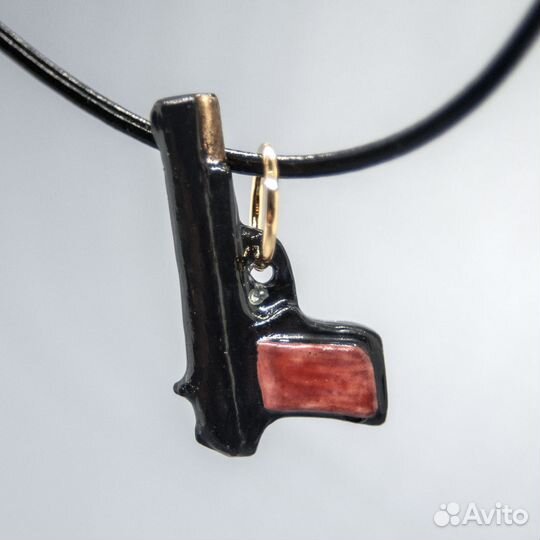 Колье из фарфора на кожаном шнурке