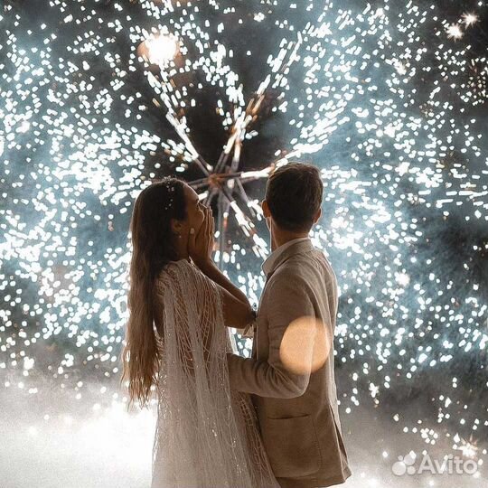 Холодные фонтаны,тяжелый дым,конфетти на свадьбу