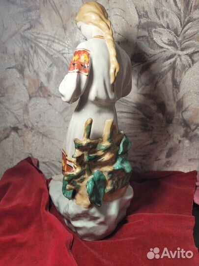 Фарфоровая статуэтка СССР девушка с ромашкой