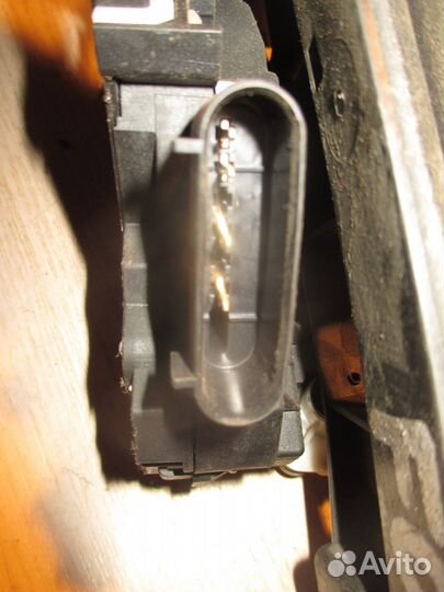 Замок двери задней левой (Ford Focus)